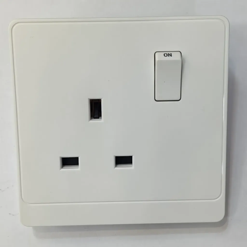 [P-W405] Admore -13A 1G Switch Socket White P-W405